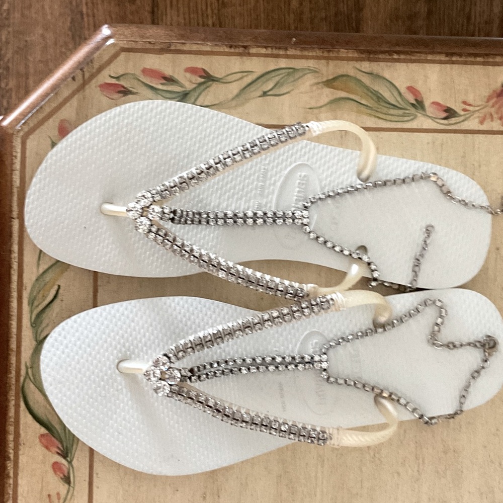 Havaianas crystal flip flips 
Brand new. Never worn 
Size 9